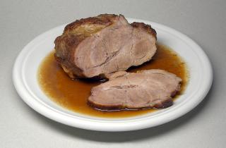 Свиная корейка в духовке получается нежной благодаря фольге