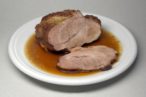 Свиная корейка в духовке получается нежной благодаря фольге