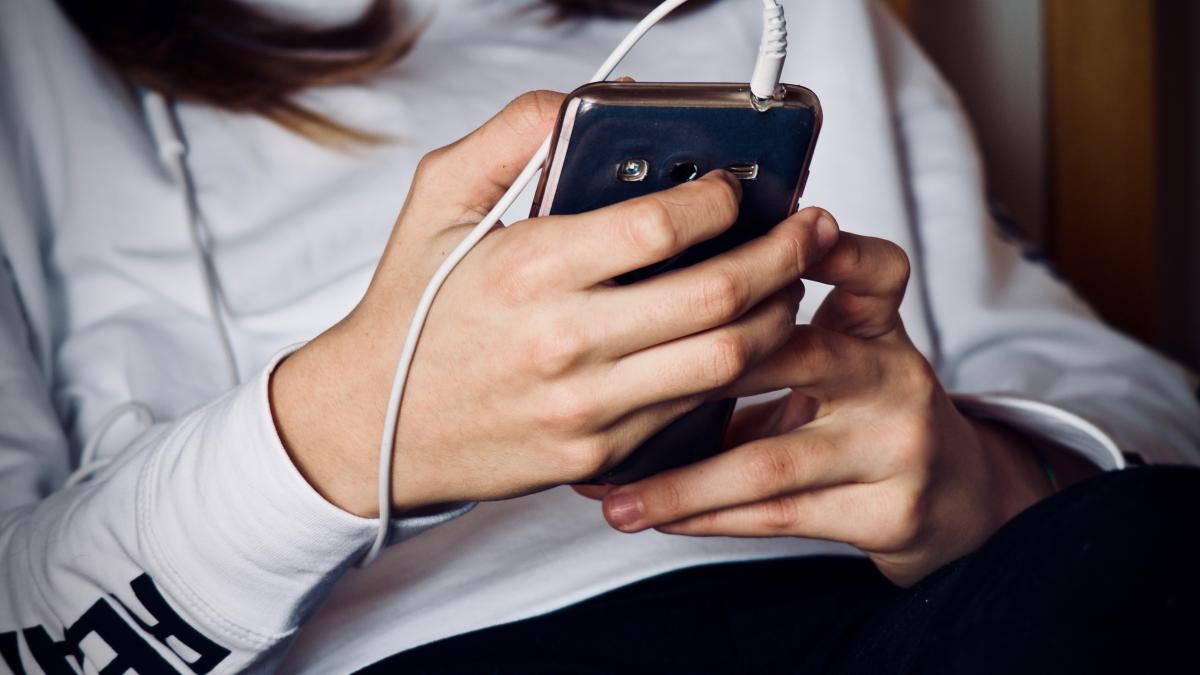 Woman holding cell phone 3236059