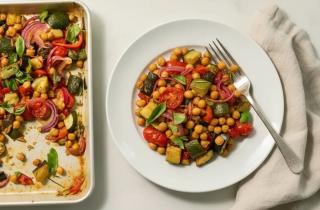 Классический рататуй относят к прованской кухне и готовят из сезонных овощей — кулинары