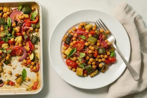 Классический рататуй относят к прованской кухне и готовят из сезонных овощей — кулинары