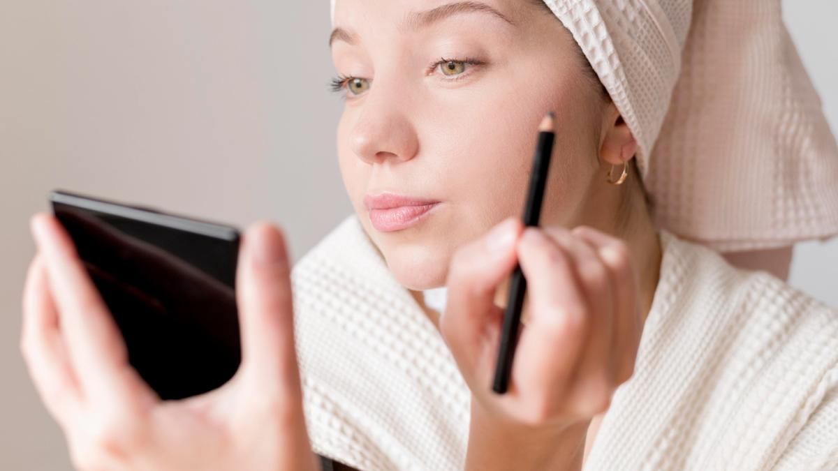 Девушка делает дневной макияж