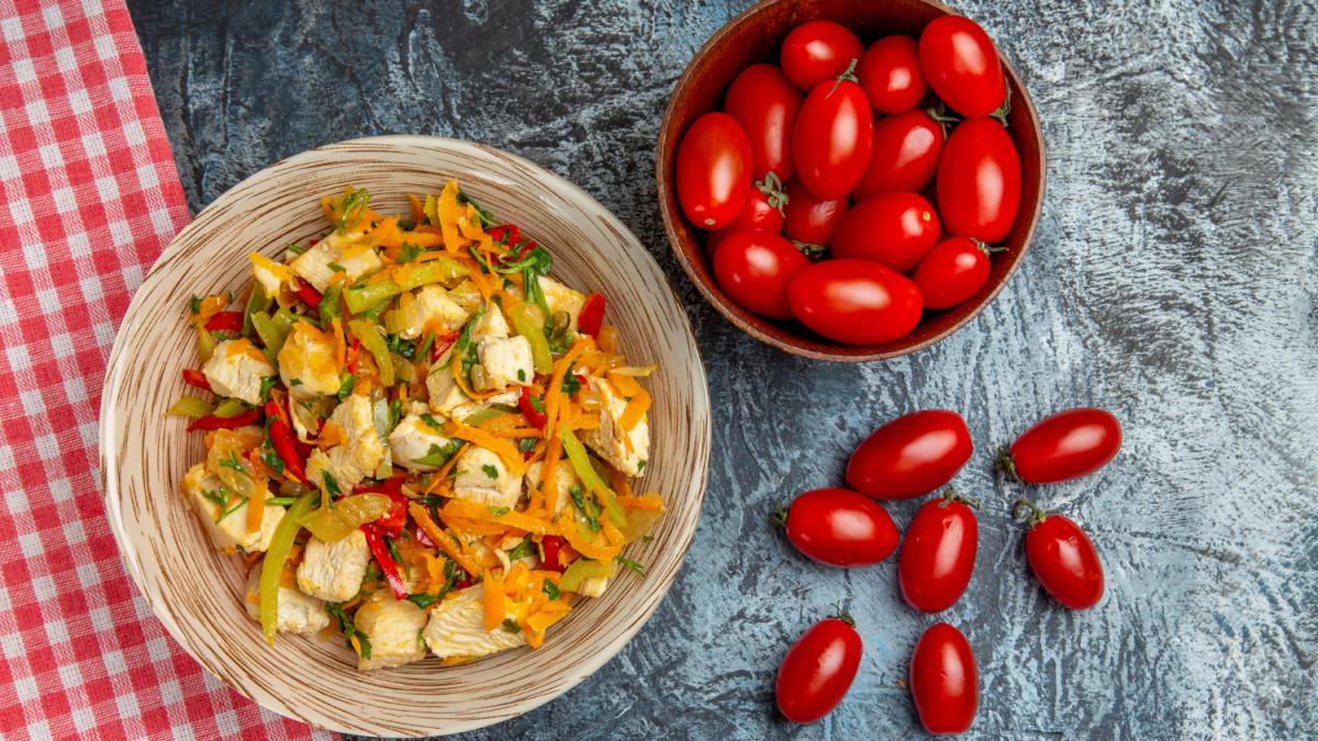Салат с курицей и помидорами Салат с курицей и помидорами