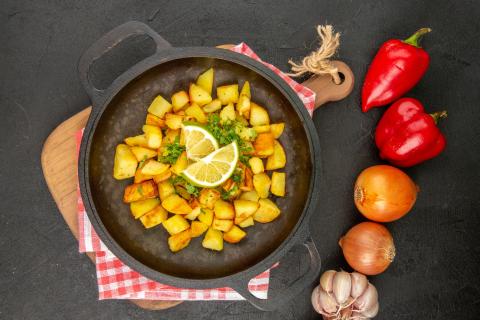 Маринованные грибы добавят пикантности жареной картошке