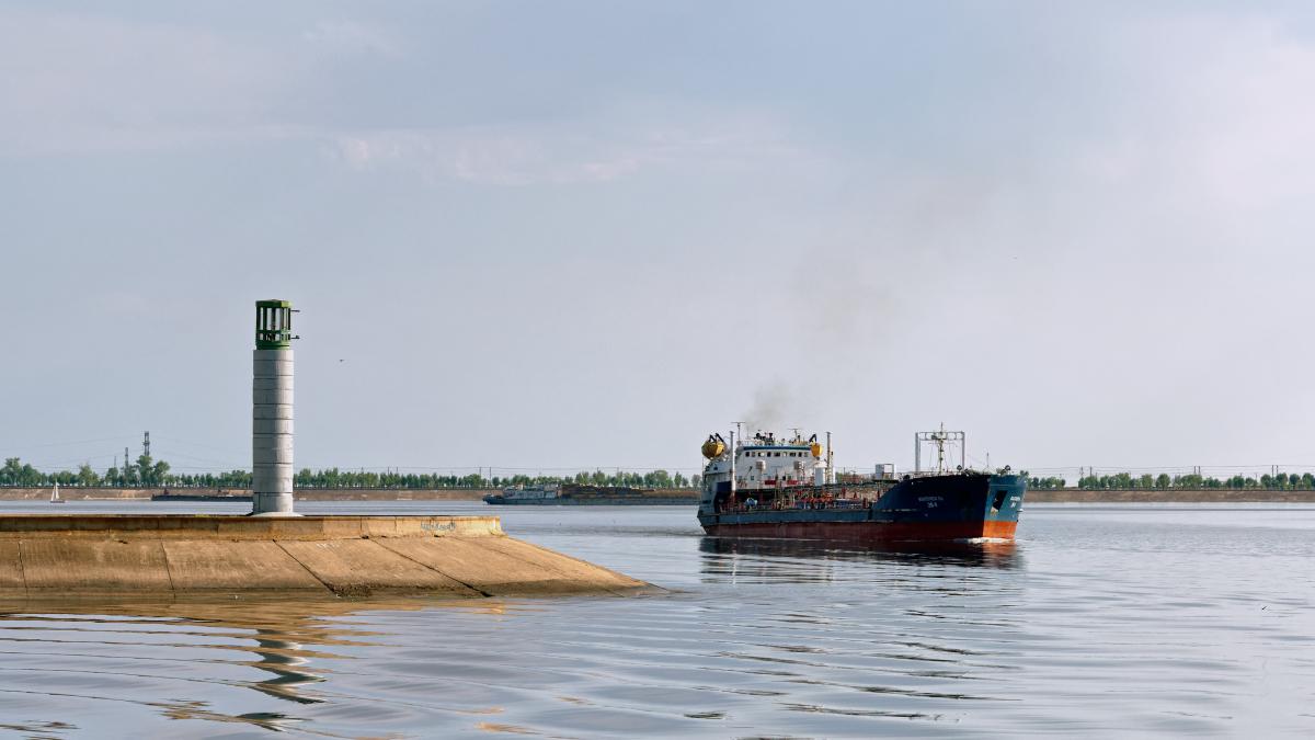 Volga. Tanker "Volgoneft-264" P8080658 2200