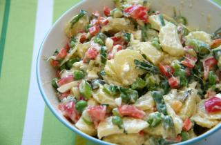 Салат Красное море с кальмарами получается нежным