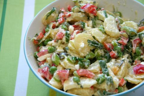 Салат Красное море с кальмарами получается нежным