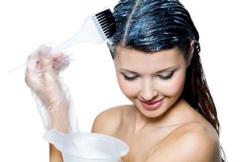 Окрашивание волос опасно в ряде случаев — дерматолог