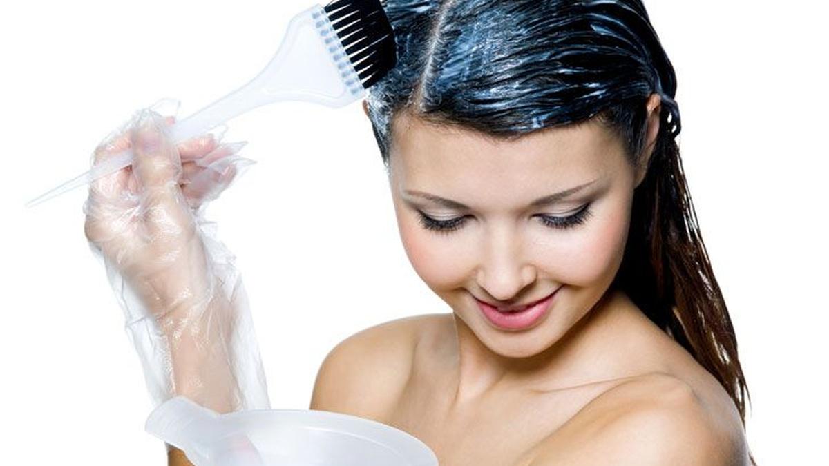 Девушка красит волосы