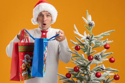 Украшение рабочего места к Новому году может привести к штрафам — юрист