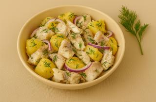 Салат из отварного минтая с обжаренным луком и вареной морковью получается сытным и экономичным блюдом