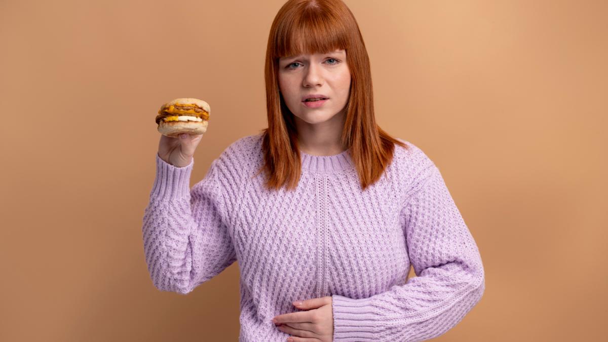 Вздутие живота у девушки