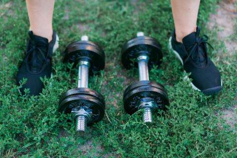 Жим Арнольда эффективнее классического жима гантелей — данные Journal of Strength and Conditioning Research
