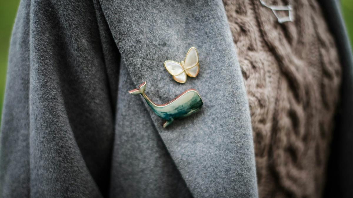 Брошь на пальто