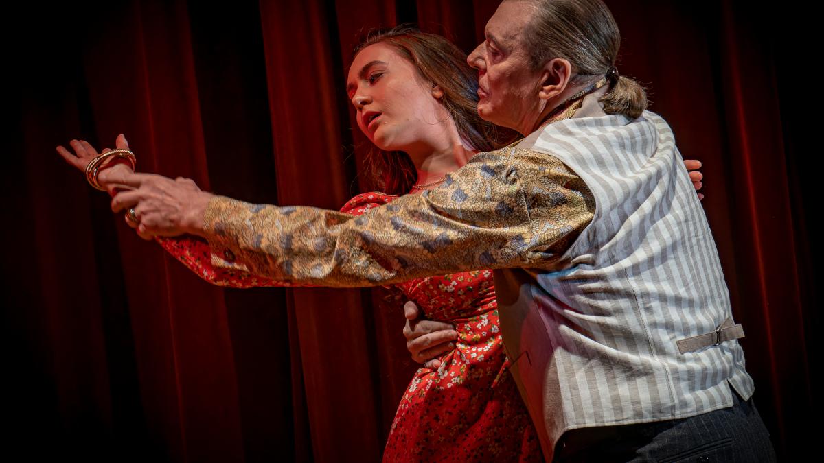 Сцена из спектакля театра Прогресс Филамена Мартурано