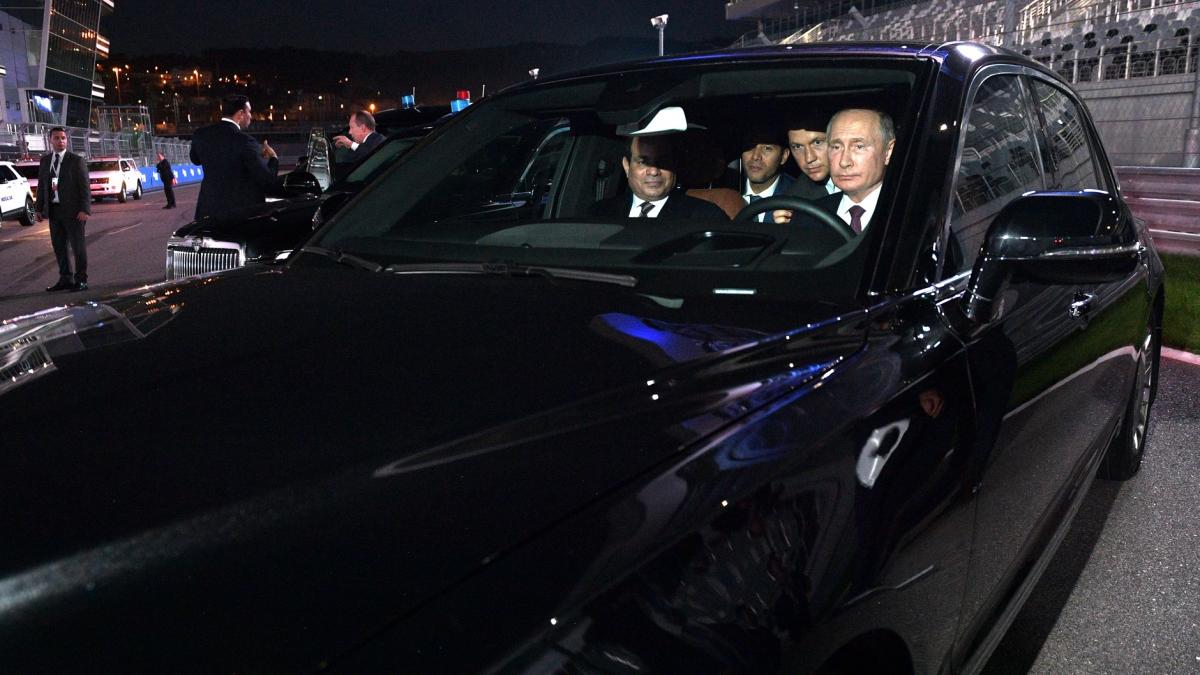 Владимир Путин за рулем автомобиля Владимир Путин за рулем автомобиля
