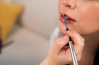 Контур губ маленькими кружками создаёт естественный эффект — Лиза Элдридж