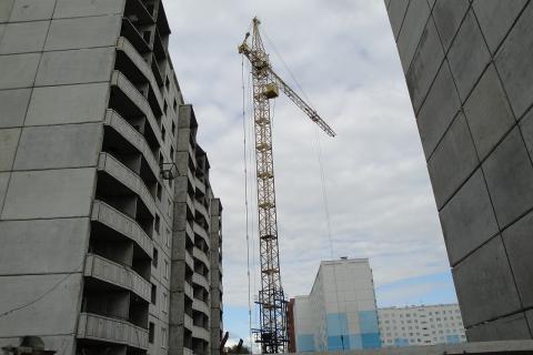 Башенный кран рухнул от ураганного ветра в Волгоградской области