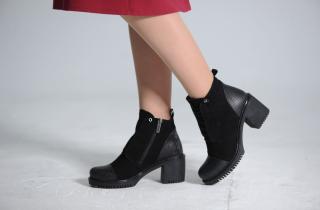 Стилисты советуют подбирать ботильоны в тон колготам для визуального удлинения ног