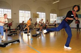 Упражнение Боковой шаг с подъёмом укрепляет ягодицы и пресс — тренер Рэйчел Росс