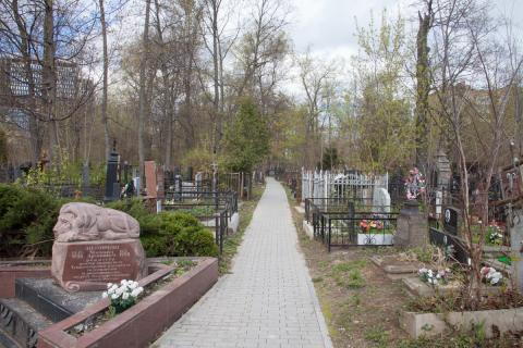 Прокуратура потребовала срочно убрать мусор с могил участников СВО на тындинском кладбище