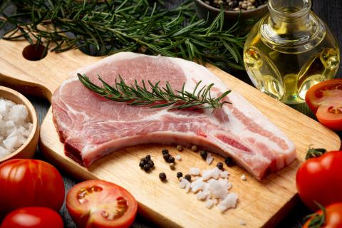 Эксперты: сырое мясо может улучшить шерсть у собак, но несёт риск инфекций
