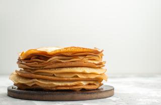 Кулинары показали способ жарить блины без комков — Ristorante News