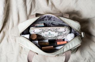 Хранение косметики в ванной повышает рост бактерий, отмечают дерматологи