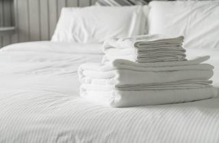 Жаклин Стайн советует добавлять уксус для смягчения простыней