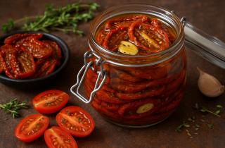 Вяленые томаты при 120 °C сохраняют витамины C и K и хранятся в масле до 6 месяцев