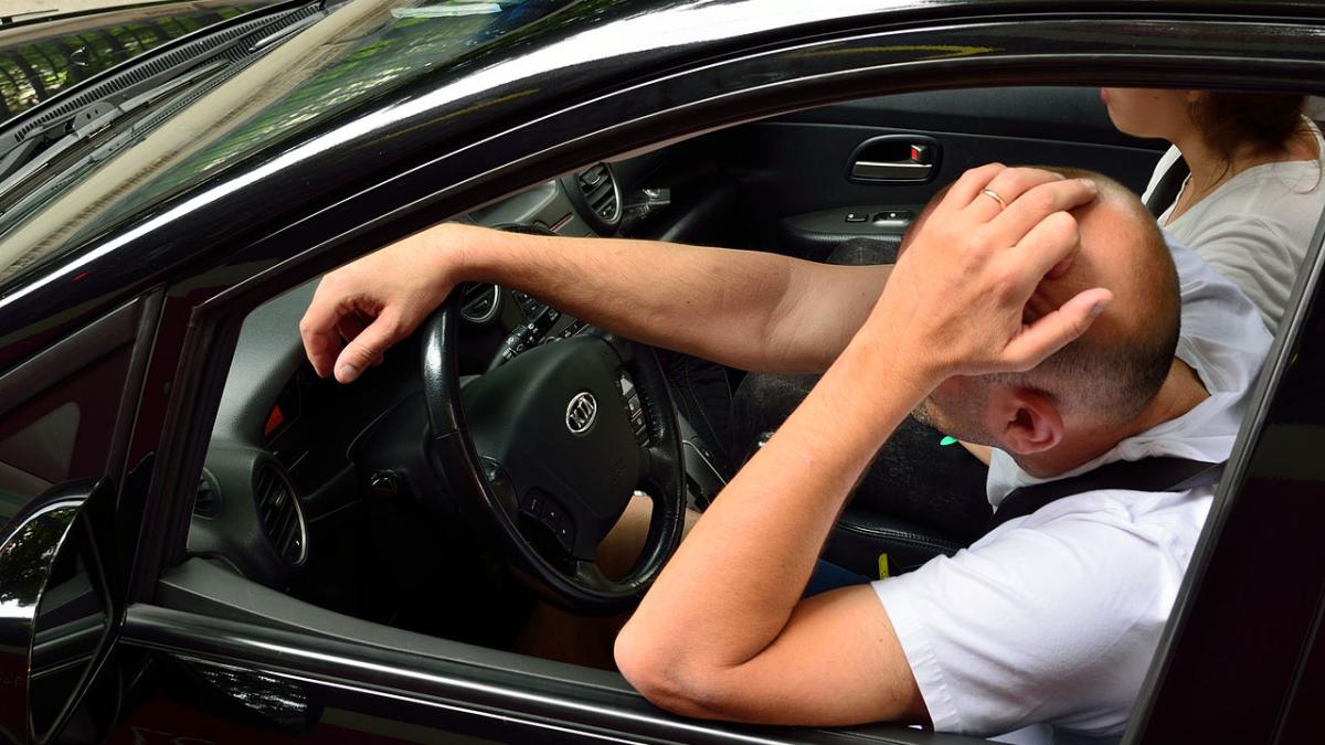 Водитель за рулём автомобиля