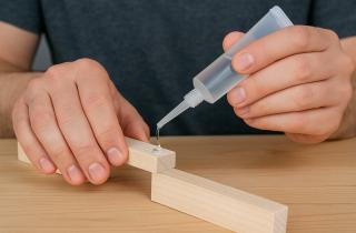 Вазелин предотвращает засыхание суперклея и прилипание крышки к тюбику