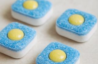 Таблетки для посудомоечной машины помогают очистить стиральную машину и устранить запахи