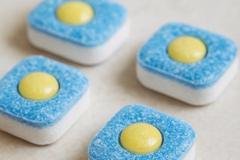 Таблетки для посудомоечной машины помогают очистить стиральную машину и устранить запахи