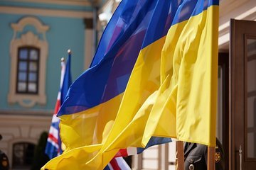 Дворник в Киеве сделал из флага Украины мусорный пакет