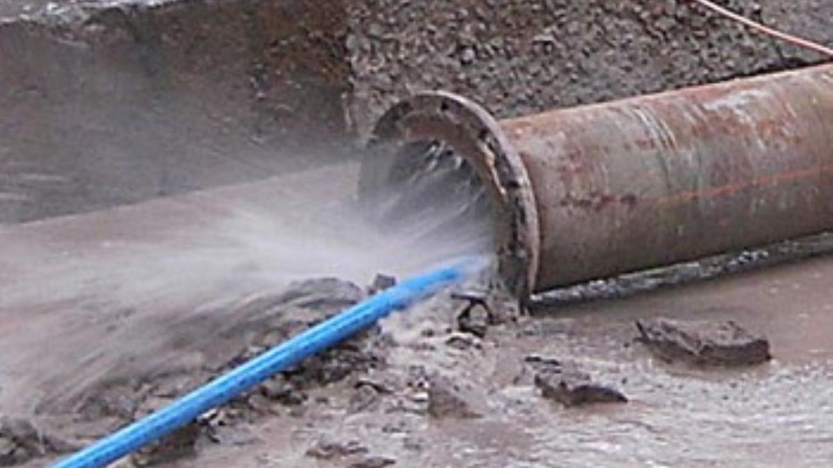 Прорыв канализационной трубы Прорыв канализационной трубы