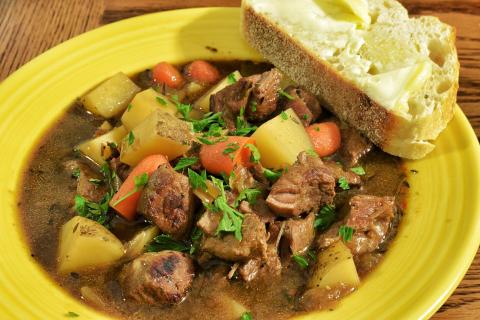 Свинина с картофелем в рукаве сохраняет сочность мяса