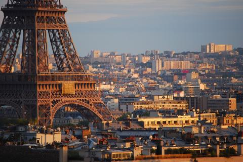 Парижане восстают против наплыва туристов и превращения города в 