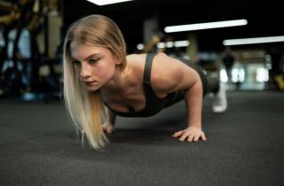 Классика бьёт рекорды — база снова в моде: четыре простых движения разгоняют ленивый метаболизм