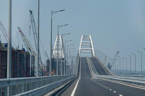 Крымский мост временно закрыт для автомобильного движения