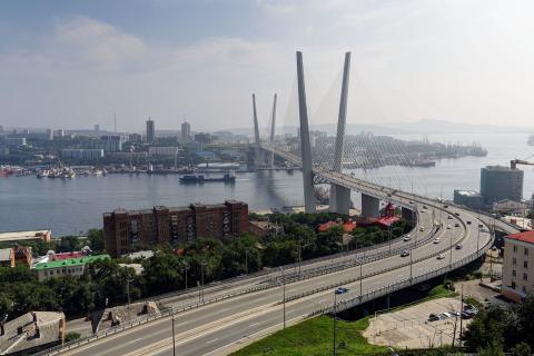 Золотой мост во Владивостоке украсят масштабные муралы в морском стиле