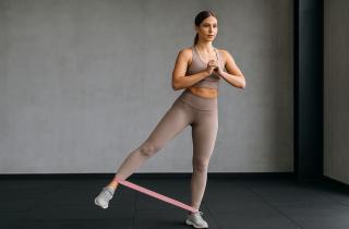 Нашла простой способ укрепить спину без спортзала — теперь осанка идеальная, а боли исчезли