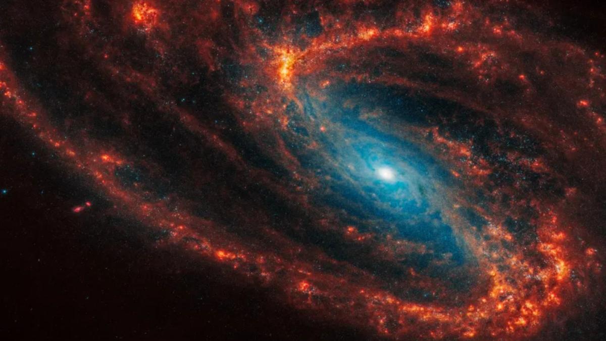 NGC 3627, замеченная с инверсионным следом NGC 3627, замеченная с инверсионным следом