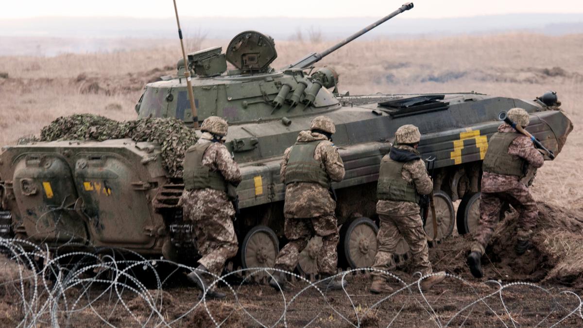 Украинские солдаты, бронетранспортер БМП-II Украинские солдаты, бронетранспортер БМП-II