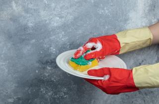 Пищевая сода, горчичный порошок и хозяйственное мыло эффективно удаляют жир в холодной воде