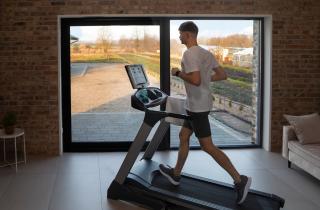 Спортзал на паре квадратов: компактные тренажеры превращают тесную квартиру в зону фитнеса