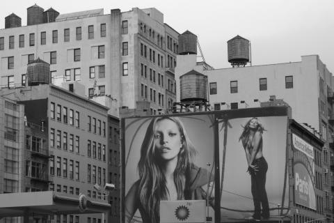 CK One от Calvin Klein: как аромат, выпущенный в 1995 году, изменил индустрию парфюмерии