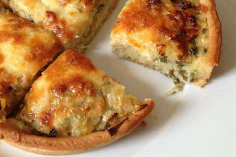 Курник с курицей и грибами из блинов сохраняет сочность при правильном приготовлении