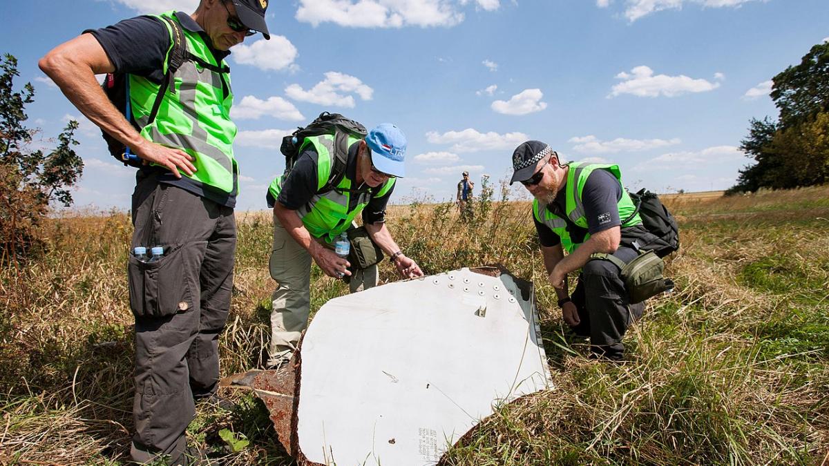 Исследование обломков лайнера на месте катастрофы MH17