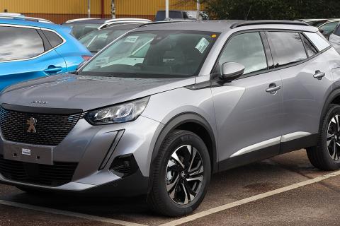 Peugeot представил в Испании новый кроссовер 2008 GT Exclusive с гибридом и электроверсией